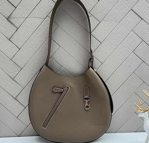 body-hugging Leather Bag